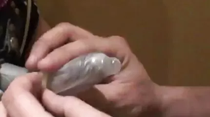 ប៍នតង់ដេនេះបានលាតសន្ធឹង pussy កោររបស់នាងនៅលើជល់ធំអ្នកជិតខាងនៅលើសាឡុងព្រិលស
