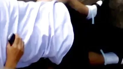 បុរសម្នាក់នេះបាន fucked យ៉ាងព្រៃផ្សៃក្មេងស្រីស្គមស្គាំងស្រស់ស្អាតជាមួយនឹងការជល់មាន់ធំ។