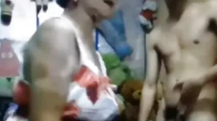 គាត់បានផ្ដល់ឱ្យ blowjob មួយទៅមិត្តភក្តិថ្មីនិងជិះរបស់នាងនៅលើជល់ធំរបស់គាត់