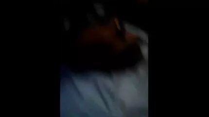 ស្លុតវ័យក្មេងជាមួយនឹងរោម pussy រីករាយរួមភេទជាមួយទំពែក
