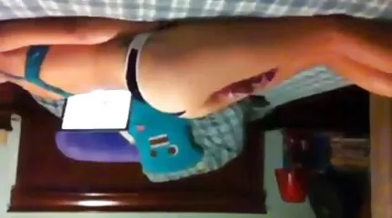បុរសម្នាក់ fucked ខ្លាំងភាពស្រស់ស្អាតនៅក្នុង pussy មានរោមនិងបាននាំនាងទៅដល់ចំនុចកំពូល។