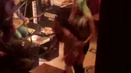 បុរសម្នាក់ខ្មៅ Fucked ក្មេងស្រី ragazza ស្បែករដុបជាមួយទឹកដោះគោតូចនៅសម្ដែង