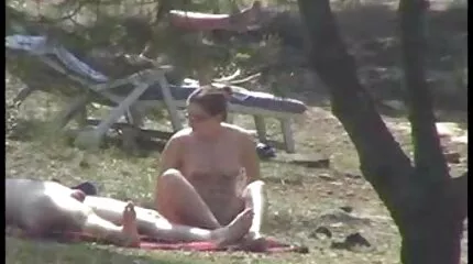 Busty ប៍នតង់ដេ fucks យ៉ាងស្វិតស្វាញនៅលើផល្លុធំរបស់បុរសពុកចង្ការរបស់នាង