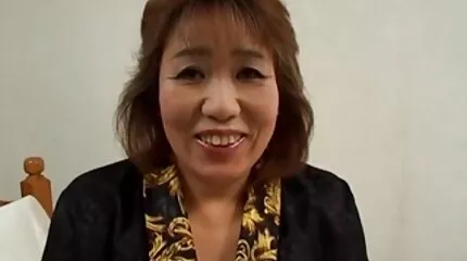 ស្លុត Spectacled ក្នុង fishnets នៅលើគ្រែ fucked ដោយគូស្នេហ៍ថ្មី