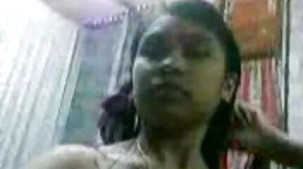 បុរសម្នាក់ fucked នៅក្នុងមាត់សិចស៊ីនិងមាន pussy របស់នាងតាមរយៈ pantyhose