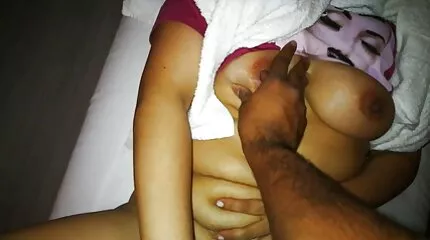 សម្រស់ busty ពីរបំពេញបុរសម្នាក់