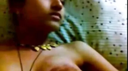 ក្មេងស្រីងប់ងល់និង busty ទទួលបានការឈានដល់ចំនុចកំពូលពី spanking មួយ