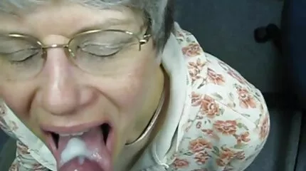 Blowjob brunette វ័យក្មេងគ្រោងចាស់ទុំបិទឡើងនិងទទួលបានជល់នៅក្នុង pussy