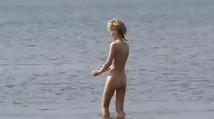 គ្រូបង្វឹករូបនេះបាន fucked កីឡាករបាល់បោះនៅលើទីលានបន្ទាប់ពីការសាកល្បងពេលព្រឹកនៅក្នុង Pussy នេះ។