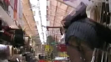 ស្ត្រីមេផ្ទះនៅលើគ្រែ Fucked ដោយទ្វារមាសកោរនៃការជួយណែនាំផងអ្នករត់សំបុត្រនេះ