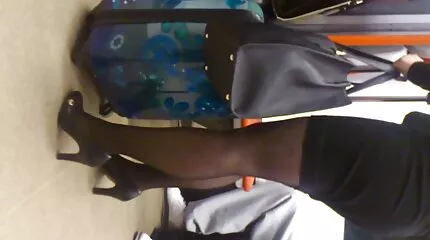 Fucked រឹងដោយនាក់វ័យក្មេងនៅក្នុងជ័រសម្រាប់កៅស៊ូធ្លាយ