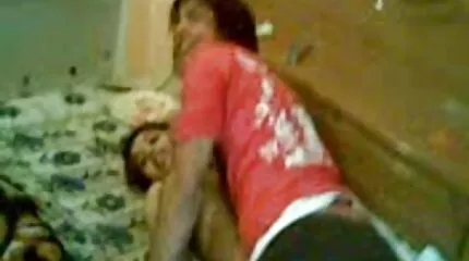 បុរស fucked ភាពស្រស់ស្អាតជាមួយនឹងសត្វលាតូចមួយនៅក្នុងរន្ធទាំងអស់
