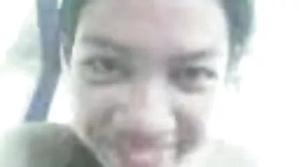 បុរសម្នាក់ caress pussy របស់ក្មេងស្រី redhead និង fucks រចនាប័ទ្ម doggy របស់នាង