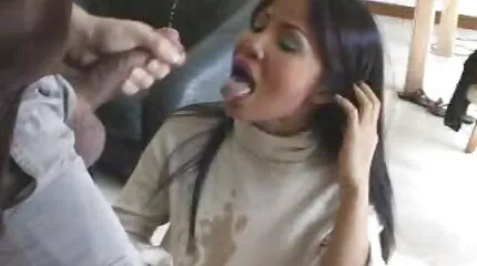 ក្មេងស្រីស្ដើង fucks ជាមួយមិត្តភក្តិនិងមិត្តប្រុសរបស់នាងរបស់នាង